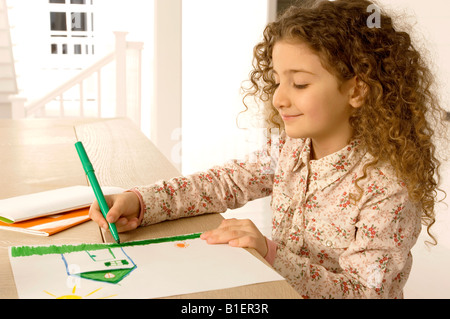 Close-up of a Girl coloring sur une feuille de papier Banque D'Images