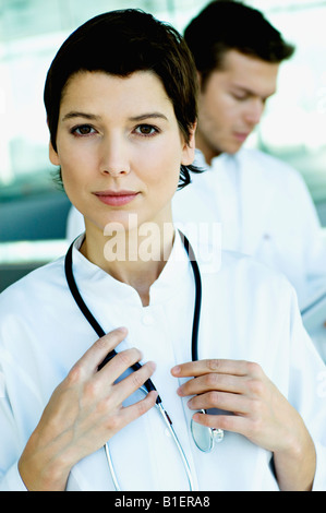 Portrait of a female doctor standing avec un stéthoscope autour du cou Banque D'Images