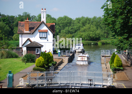 Goring Lock on tamise, Goring, Oxfordshire. Angleterre, Royaume-Uni Banque D'Images