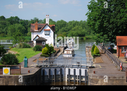 Goring Lock on tamise, Goring, Oxfordshire. Angleterre, Royaume-Uni Banque D'Images