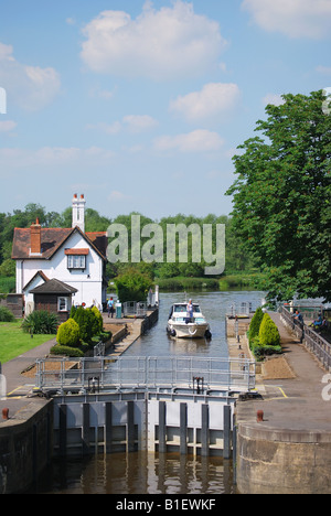 Goring Lock on tamise, Goring, Oxfordshire. Angleterre, Royaume-Uni Banque D'Images