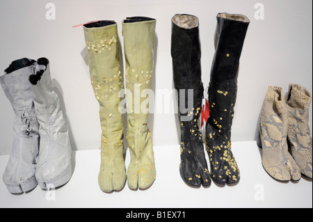 Bottes pour dames à la Maison Martin Margiela exposition à Beijing, Chine. 13-juin-2008 Banque D'Images