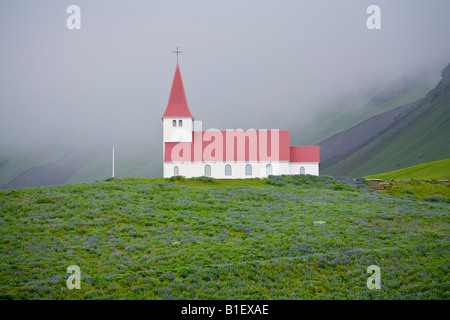 Vik église sur une colline à Vik, Myrdal, sud de l'Islande. Banque D'Images