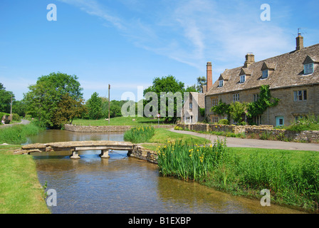 Pont de pierre sur la rivière Eye, Lower Slaughter, Gloucestershire, Cotswolds, en Angleterre, Royaume-Uni Banque D'Images