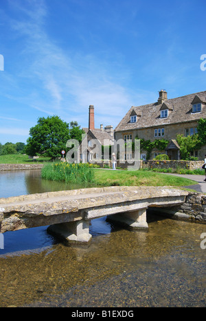 Pont de pierre sur la rivière Eye, Lower Slaughter, Gloucestershire, Cotswolds, en Angleterre, Royaume-Uni Banque D'Images