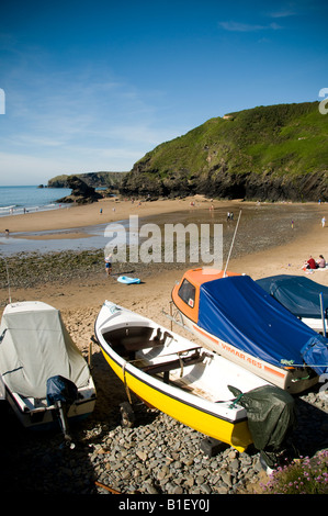 Les petits bateaux de pêche sur la plage de Llangrannog village sur la côte de la Baie de Cardigan sur un après-midi d'été au Pays de Galles UK Banque D'Images