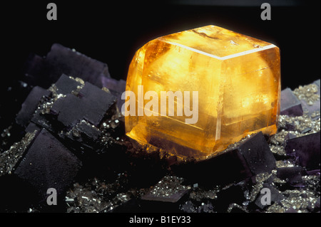 Cristal de calcite sur fluorine Banque D'Images