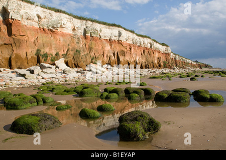 Le rouge, brun et blanc à rayures de falaises West Norfolk Hunstanton Banque D'Images