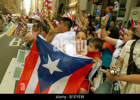 Spectateurs regarder la 13e édition de la portoricaine National Day Parade à New York sur la Cinquième Avenue Banque D'Images