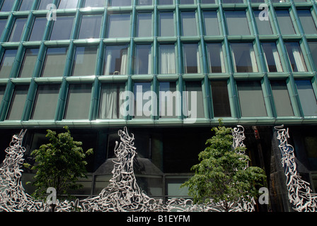 La porte en aluminium inspiré Gaudi orne la face de Ian Schrager s 40 Bond Street condo dans le quartier de Noho de New York Banque D'Images