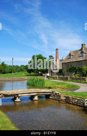 Pont de pierre sur la rivière Eye, Lower Slaughter, Gloucestershire, Cotswolds, en Angleterre, Royaume-Uni Banque D'Images