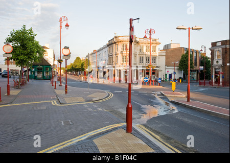 Vue d'un déserté la rue Victoria à Surbiton Centre-ville, ce qui est la rue principale à la recherche du Sud. Banque D'Images