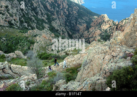 Randonneurs sur un sentier pédestre dans les Calanques de Piana, Corse, France. Banque D'Images