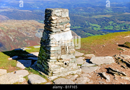 La colonne de l'enquête sur le sommet de l'Old Man de Coniston Banque D'Images