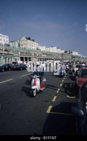 Mods avec les scooters, la promenade de Brighton, East Sussex, Angleterre Banque D'Images