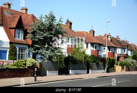 Logement de style typique de la banlieue de la ville en anglais Banque D'Images