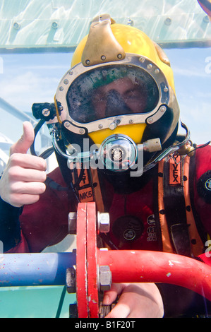 Diver aqualung port donnant la démonstration de sous-marins de se joindre à l'aide d'une bride. Prise lors d'une foire commerciale. Banque D'Images