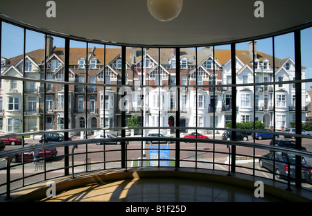 Maisons vues de l'intérieur De La Warr Pavilion, Sussex Banque D'Images