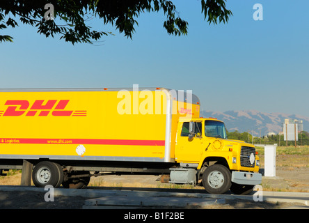Un camion DHL près de l'aéroport N. Mineta San Jose, San Jose CA Banque D'Images