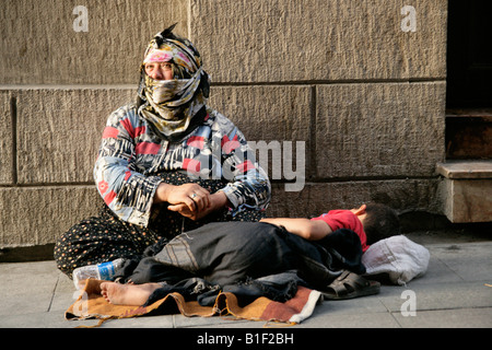 Gypsy Woman mendier dans les rues d'Istanbul, Turquie Banque D'Images