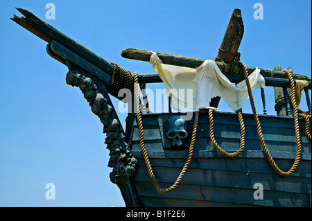 Coque de navire pirate avec crânes Banque D'Images