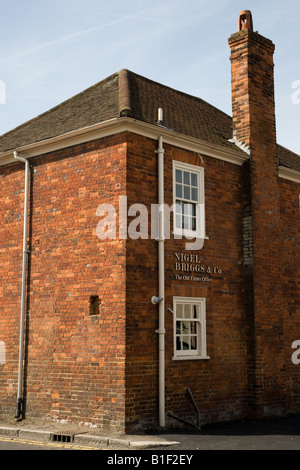 L'angle d'une traditionnelle géorgienne historique bâtiment construit en brique rouge à Beaconsfield, Buckinghamshire. Banque D'Images