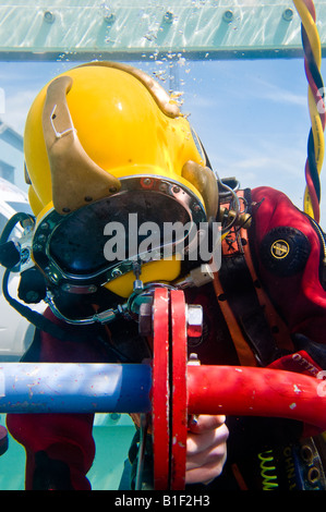 Diver aqualung port donnant la démonstration de sous-marins de se joindre à l'aide d'une bride. Prise lors d'une foire commerciale. Banque D'Images