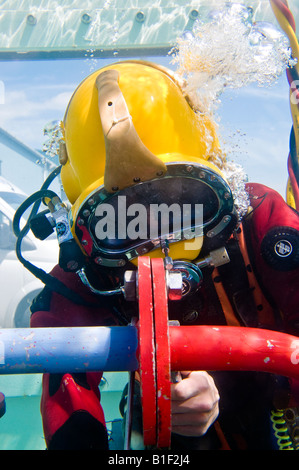 Diver aqualung port donnant la démonstration de sous-marins de se joindre à l'aide d'une bride. Prise lors d'une foire commerciale. Banque D'Images
