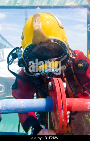 Diver aqualung port donnant la démonstration de sous-marins de se joindre à l'aide d'une bride. Prise lors d'une foire commerciale. Banque D'Images