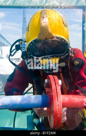 Diver aqualung port donnant la démonstration de sous-marins de se joindre à l'aide d'une bride. Prise lors d'une foire commerciale. Banque D'Images