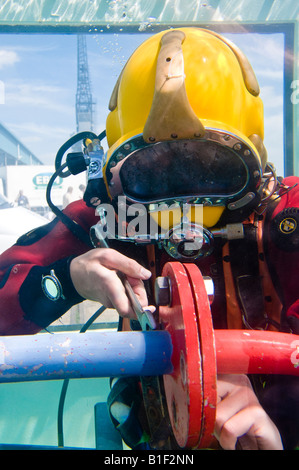 Diver aqualung port donnant la démonstration de sous-marins de se joindre à l'aide d'une bride. Prise lors d'une foire commerciale. Banque D'Images