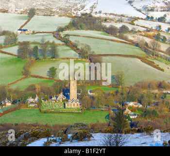 L'église de St Pancras à Widecombe dans la lande à Dartmoor première chose le matin après une nuit de neige Banque D'Images