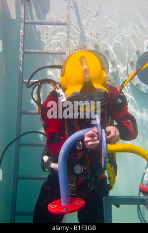 Diver aqualung port donnant la démonstration de sous-marins de se joindre à l'aide d'une bride. Prise lors d'une foire commerciale. Banque D'Images