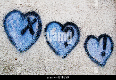 Graffiti intéressant coeur sont sur un mur près de la zone de la rue Shenkin bohème à Tel Aviv, Israël. Banque D'Images