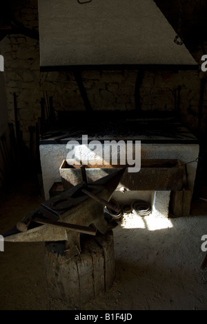 Stock photo l'intérieur de la forge et forgerons enclume dans le village de Montrol Senard Banque D'Images