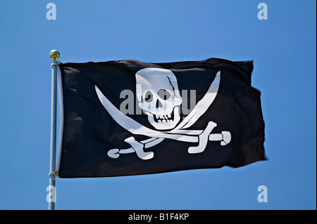 Drapeau pirate contre le ciel bleu Banque D'Images