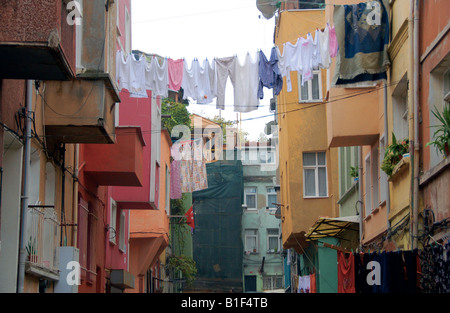 Vêtements lavés récemment suspendre pour sécher sur une rue colorée dans la zone de Balat Istanbul, Turquie. Banque D'Images