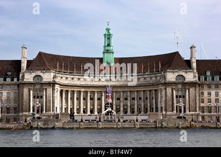 County Hall Art Museum, sur la rivière Thames, London England Banque D'Images