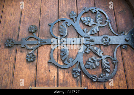 Charnière en fer forgé sur une porte médiévale à la Chambre d'église de la cathédrale de Gloucester Gloucester Angleterre Banque D'Images