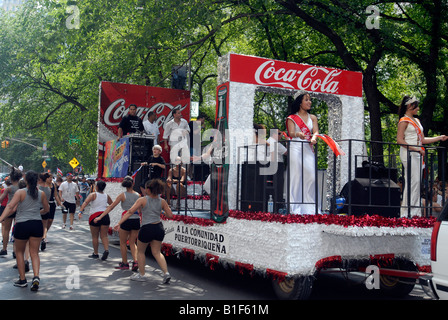 Coca Cola flottent dans la 13e édition de la portoricaine National Day Parade à New York sur la Cinquième Avenue Banque D'Images