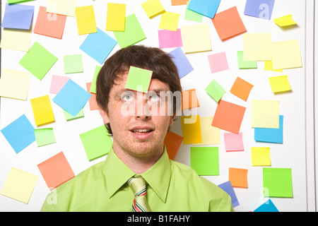 Businessman with adhesive note on forehead Banque D'Images