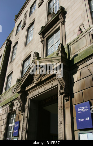 Ville de Preston, en Angleterre. Entrée principale de l'Hôtel de Ville de Preston et le conseil de ville le chemin Lancaster. Banque D'Images