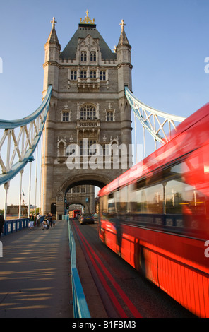 Red bus allant sur Tower Bridge à Londres Banque D'Images