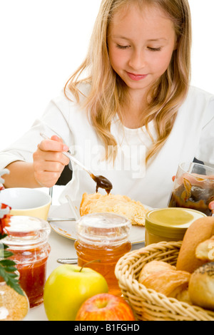 Jeune blonde gril sur une table de petit déjeuner Banque D'Images