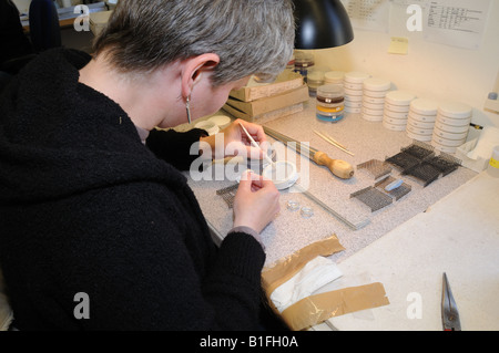 Un artisan en Sheila Fleet atelier Orcades s'applique à un anneau d'émail. Banque D'Images