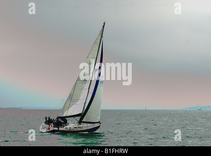 Bateau à voile virant sur le Solent Banque D'Images