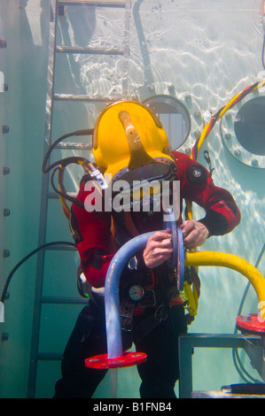 Diver aqualung port donnant la démonstration de sous-marins de se joindre à l'aide d'une bride. Prise lors d'une foire commerciale. Banque D'Images