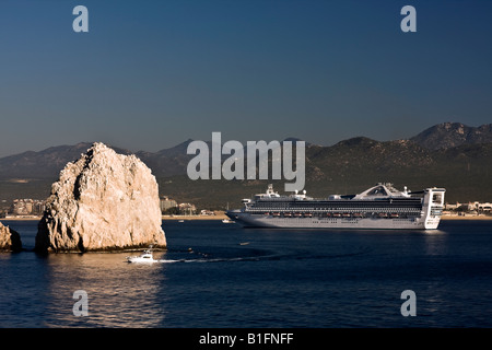 Le navire de croisière Golden Princess à l'ancre dans la baie de Cabo San Lucas Baja California Mexique tôt le matin Banque D'Images