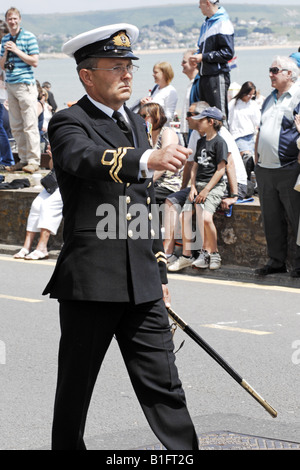 Lieutenant de la Royal Navy marching on Parade avec son épée Banque D'Images