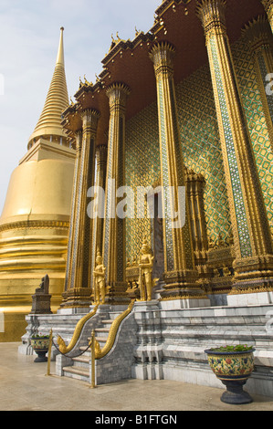 Vue de côté du panthéon royal et Phra Sri Rattana Chedi, Wat Phra Kaew, Bangkok, Thaïlande Banque D'Images